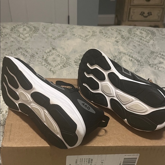 New Balance Black and White Men's Athletic Running Shoe - Picture 8 of 13